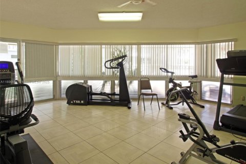 Condo in Hallandale Beach, Florida, 2 bedrooms № 2081521 - photo 29