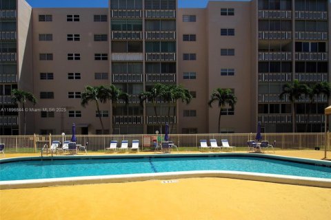 Condo in Hallandale Beach, Florida, 2 bedrooms № 2081521 - photo 26