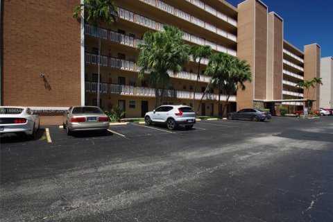 Condo in Hallandale Beach, Florida, 2 bedrooms № 2081521 - photo 2