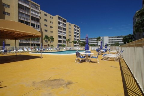 Condo in Hallandale Beach, Florida, 2 bedrooms № 2081521 - photo 25