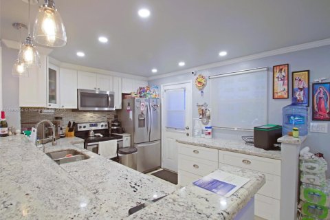 Condo in Hallandale Beach, Florida, 2 bedrooms № 2081521 - photo 8