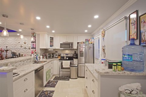 Condo in Hallandale Beach, Florida, 2 bedrooms № 2081521 - photo 9