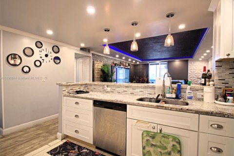 Condo in Hallandale Beach, Florida, 2 bedrooms № 2081521 - photo 10