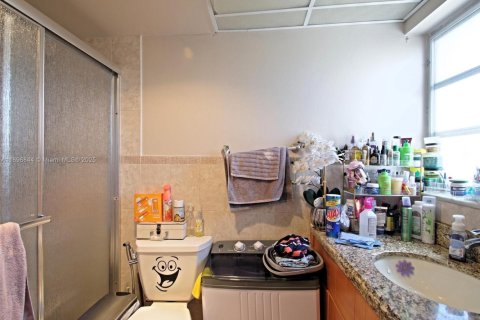 Condo in Hallandale Beach, Florida, 2 bedrooms № 2081521 - photo 21