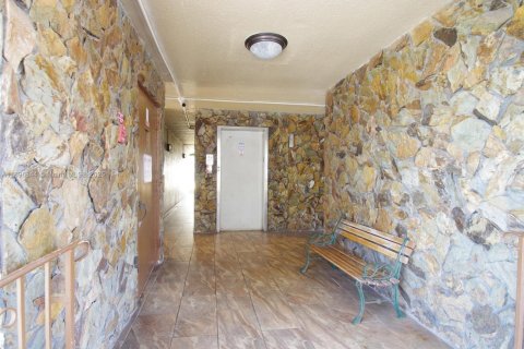 Condo in Hallandale Beach, Florida, 2 bedrooms № 2081521 - photo 3