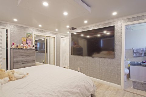 Condo in Hallandale Beach, Florida, 2 bedrooms № 2081521 - photo 20