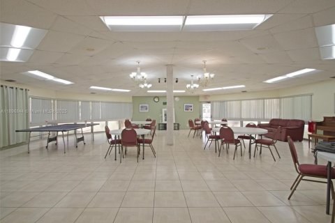 Condo in Hallandale Beach, Florida, 2 bedrooms № 2081521 - photo 28