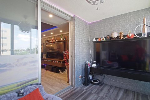 Condo in Hallandale Beach, Florida, 2 bedrooms № 2081521 - photo 12