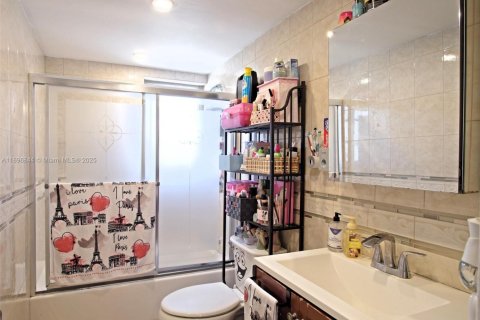 Condo in Hallandale Beach, Florida, 2 bedrooms № 2081521 - photo 16