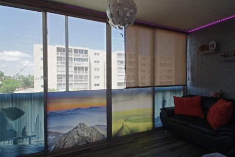 Condo in Hallandale Beach, Florida, 2 bedrooms № 2081521 - photo 11