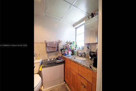Condo in Hallandale Beach, Florida, 2 bedrooms № 2081521 - photo 22
