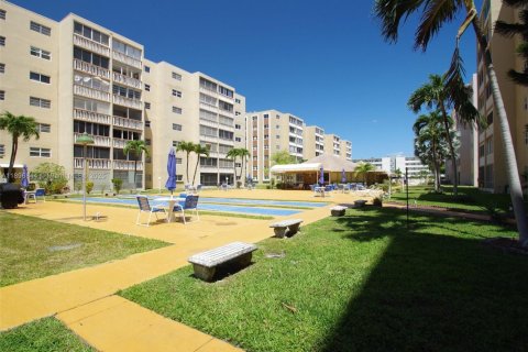 Condo in Hallandale Beach, Florida, 2 bedrooms № 2081521 - photo 30
