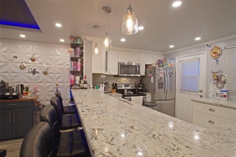 Condo in Hallandale Beach, Florida, 2 bedrooms  № 2081521