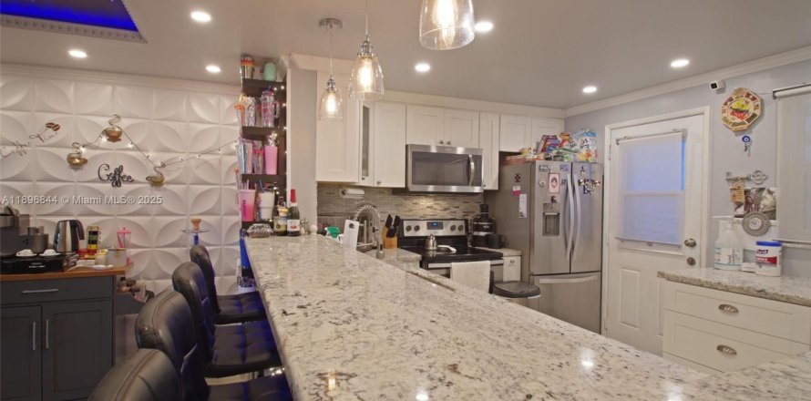 Condo in Hallandale Beach, Florida, 2 bedrooms № 2081521