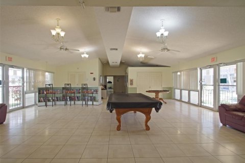 Condo in Hallandale Beach, Florida, 2 bedrooms № 2081521 - photo 27
