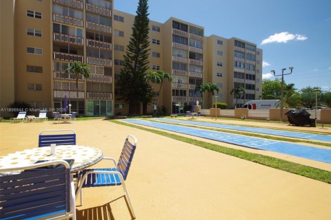 Condo in Hallandale Beach, Florida, 2 bedrooms № 2081521 - photo 24