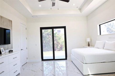 Casa en venta en Cape Coral, Florida, 4 dormitorios, 187.29 m2 № 1857935 - foto 10