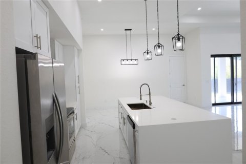 Casa en venta en Cape Coral, Florida, 4 dormitorios, 187.29 m2 № 1857935 - foto 9
