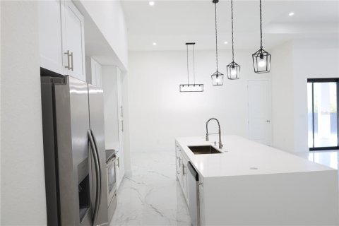 Casa en venta en Cape Coral, Florida, 4 dormitorios, 187.29 m2 № 1857935 - foto 11