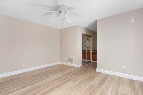House in Saint Petersburg, Florida 3 bedrooms, 140.84 sq.m. № 2122119 - photo 22