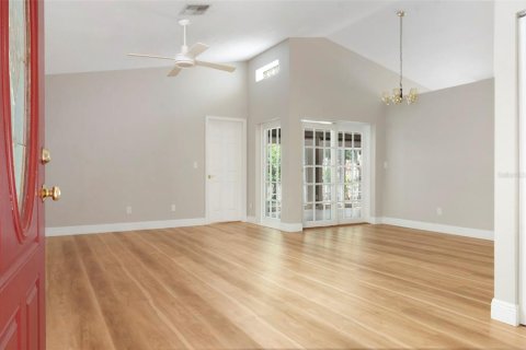 House in Saint Petersburg, Florida 3 bedrooms, 140.84 sq.m. № 2122119 - photo 4