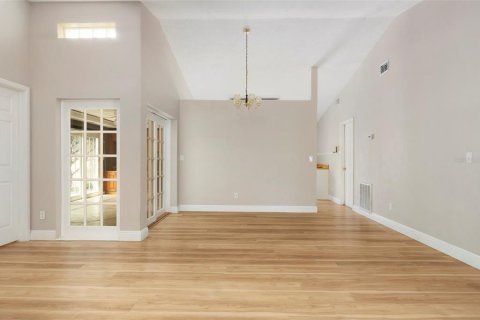 House in Saint Petersburg, Florida 3 bedrooms, 140.84 sq.m. № 2122119 - photo 7
