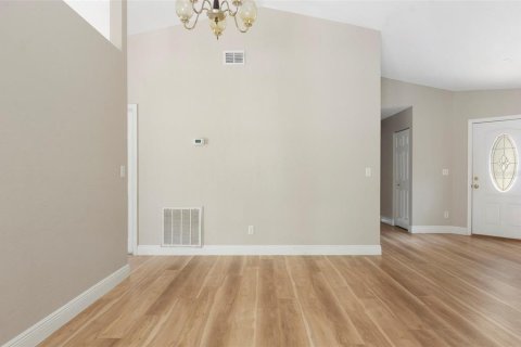 House in Saint Petersburg, Florida 3 bedrooms, 140.84 sq.m. № 2122119 - photo 9