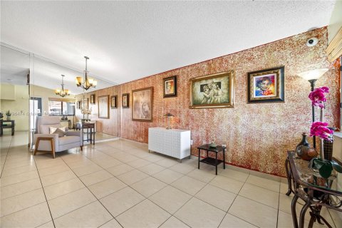 House in Hialeah, Florida 3 bedrooms, 141.21 sq.m. № 1683899 - photo 5