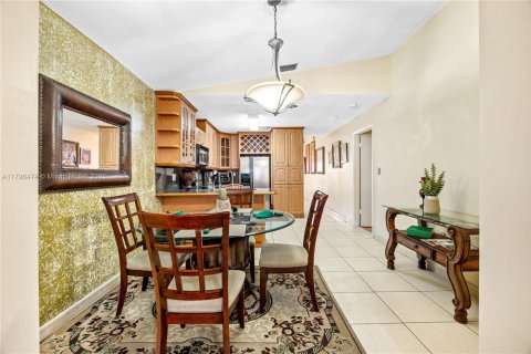 House in Hialeah, Florida 3 bedrooms, 141.21 sq.m. № 1683899 - photo 11