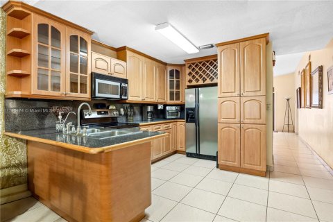 House in Hialeah, Florida 3 bedrooms, 141.21 sq.m. № 1683899 - photo 9