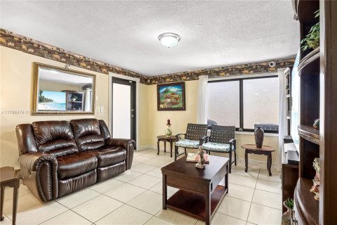 House in Hialeah, Florida 3 bedrooms, 141.21 sq.m. № 1683899 - photo 13