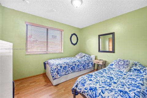 House in Hialeah, Florida 3 bedrooms, 141.21 sq.m. № 1683899 - photo 16