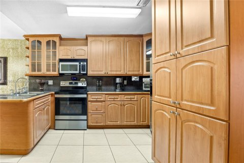 House in Hialeah, Florida 3 bedrooms, 141.21 sq.m. № 1683899 - photo 8