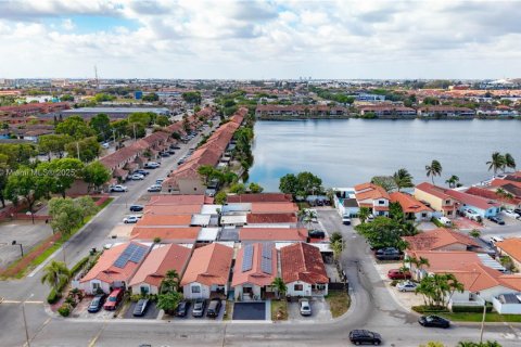 House in Hialeah, Florida 3 bedrooms, 141.21 sq.m. № 1683899 - photo 30