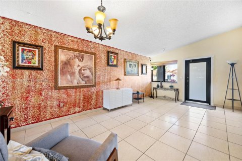 House in Hialeah, Florida 3 bedrooms, 141.21 sq.m. № 1683899 - photo 4