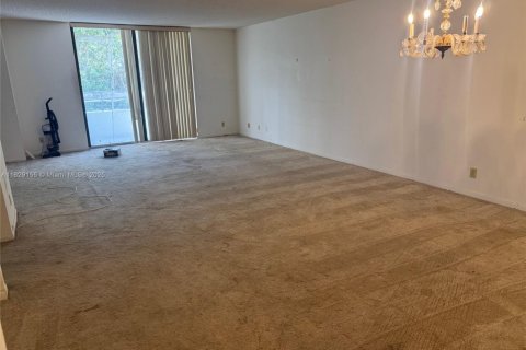 Condo in Hallandale Beach, Florida, 2 bedrooms  № 1800846 - photo 18