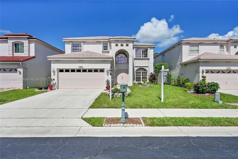House in Margate, Florida 4 bedrooms, 240.9 sq.m. № 1851960 - photo 1