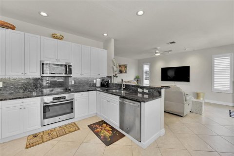 House in Margate, Florida 4 bedrooms, 240.9 sq.m. № 1851960 - photo 15