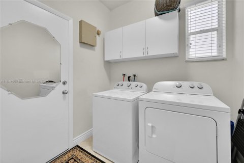 House in Margate, Florida 4 bedrooms, 240.9 sq.m. № 1851960 - photo 23