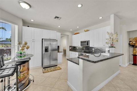 House in Margate, Florida 4 bedrooms, 240.9 sq.m. № 1851960 - photo 14