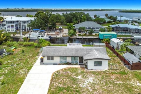 Villa ou maison à louer à Punta Gorda, Floride: 3 chambres, 138.15 m2 № 2137785 - photo 5