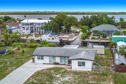 Villa ou maison à louer à Punta Gorda, Floride: 3 chambres, 138.15 m2 № 2137785 - photo 4