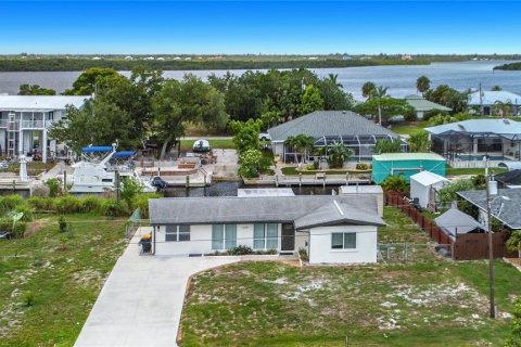 Villa ou maison à louer à Punta Gorda, Floride: 3 chambres, 138.15 m2 № 2137785 - photo 2