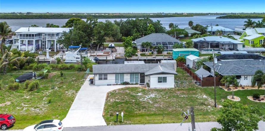 Villa ou maison à Punta Gorda, Floride 3 chambres, 138.15 m2 № 2137785