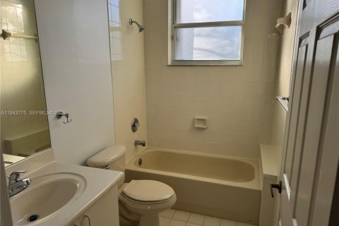 Touwnhouse à louer à Pembroke Pines, Floride: 2 chambres, 117.43 m2 № 2000804 - photo 10