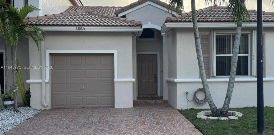 Townhouse in Pembroke Pines, Florida 2 bedrooms, 117.43 sq.m. № 2000804
