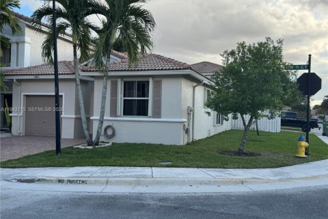 Townhouse in Pembroke Pines, Florida 2 bedrooms, 117.43 sq.m. № 2000804 - photo 2