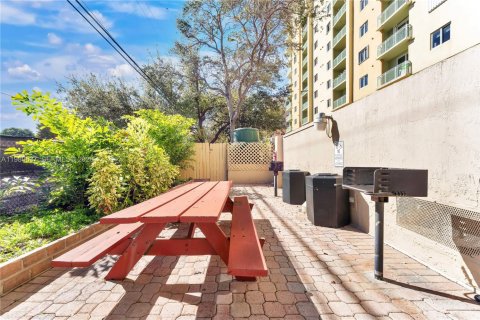 Condo in Miami, Florida, 2 bedrooms  № 2045379 - photo 24