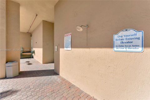 Condo in Miami, Florida, 2 bedrooms  № 2045379 - photo 23