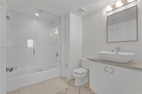 Condo in Miami, Florida, 2 bedrooms  № 2045379 - photo 12